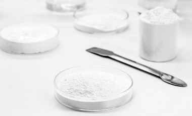 Benzoyl Peroksit içeren petri kabı akne ve dermatoz tedavisinde krem, losyon veya jel yapımında kullanılır..