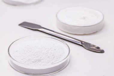 Akne ve dermatoz tedavisinde krem, losyon veya jöle yapımında kullanılan ham Benzoyl Peroksit içeren petri kabı. İlaç endüstrisi, izole edilmiş beyaz arka plan..