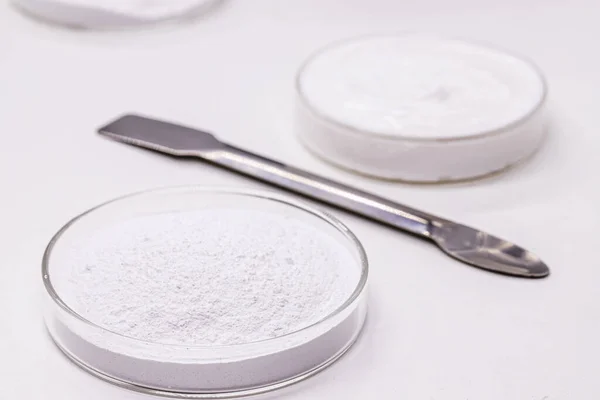 Cawan Petri Dengan Benzoil Peroksida Mentah Digunakan Dalam Pembuatan Krim — Stok Foto
