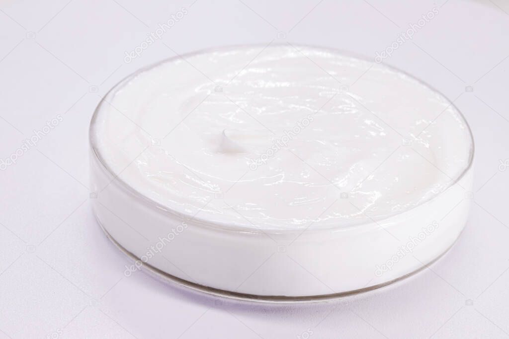 Petri dish with Benzoyl Peroxide cream, used in the preparation of cream, soap, lotion or gel in the treatment of acne and dermatosis.