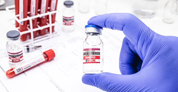 Farmacéutico Ampolla Mano Vial Vacuna Contra Viruela Copyspace — Foto de Stock