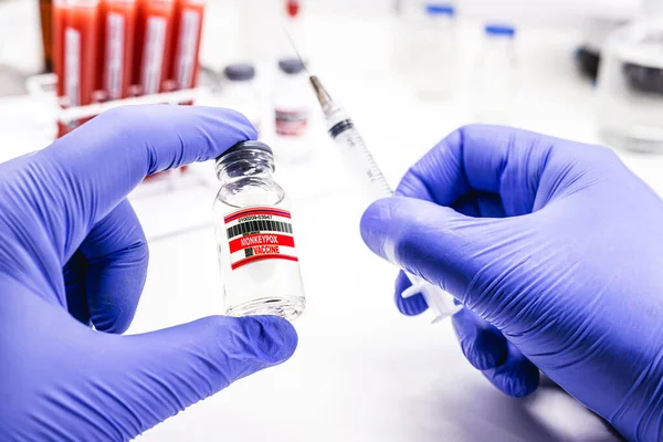 Mano Del Farmacéutico Con Guante Látex Preparación Vacuna Contra Varicela — Foto de Stock