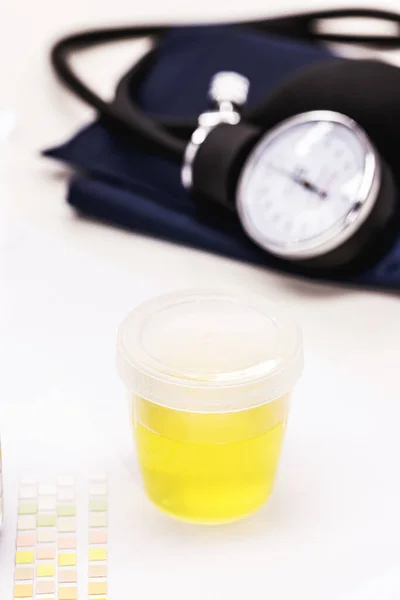 Flasche Oder Urin Kollektor Mit Seitlichem Blutdruckmessgerät Hypertonie Urin Testkonzept — Stockfoto