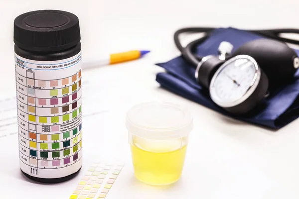 Urinflasche Oder Sammler Medizinischer Test Auf Blutdruck Oder Bluthochdruck Untersuchungsstreifen — Stockfoto