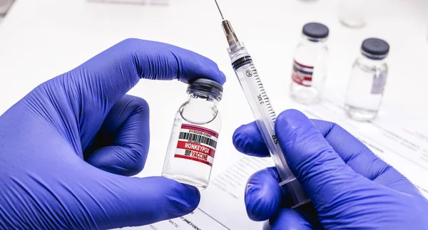 Ręka Farmaceuty Rękawicą Lateksową Przygotowującą Szczepionkę Przeciw Ospie Małpiej Laboratorium — Zdjęcie stockowe