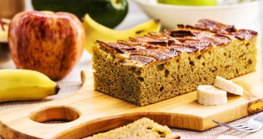 Vejetaryen muzlu ekmek ya da organik muz, tarçın ve yulaf ezmesi ile yapılmış kek. Brezilya 'dan geleneksel ev yapımı kek, fırınlarda satılıyor.