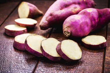 Köy patatesi, ada patatesi, jatica ve jetica adı verilen yontulmuş tatlı patatesi mutfak malzemesi olarak kullanıyoruz...