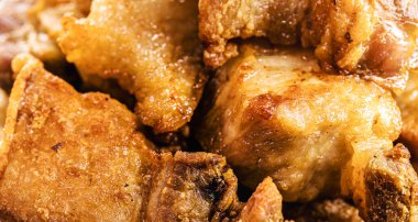 Kızarmış domuz pastırması, deri ya da et ve domuz etinden alınan bol yağlı Brezilya mezesi..