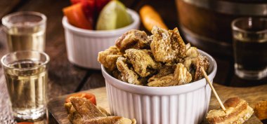 Brezilya usulü domuz eti, çıtır çıtır, tipik Minas Gerais, cachaca içeceği ile tüketiliyor.