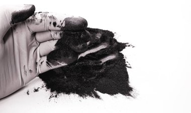 Plazma kaplama için kromit kum kumu, çelik akı üretimi için temel hammadde ve parça kalıpları alanında kullanılan dökümhane endüstrisi.