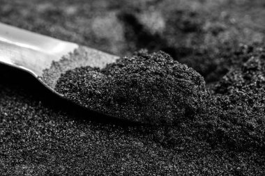 Barut, hızla yanan patlayıcı maddeler, ateşli silahlarda itici güç olarak kullanılır, ya da madencilik ya da temizlik faaliyetlerinde patlayıcı madde, ya da havai fişek olarak kullanılır..