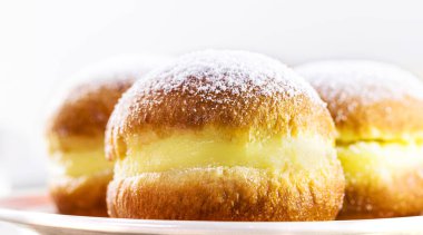 Brezilya 'da pastane rüyası ve Almanya' da Berliner Ballen olarak adlandırılan şekerli ve kremayla doldurulmuş tatlı ekmek veya donut.