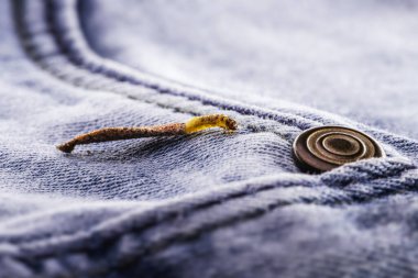 Duvar güvesi larvası ya da güveler kürk, yün, ölü deri parçaları, saç ve kağıt ile beslenir. Piercing depoları ve eski giysiler. Tespit edilmeleri gerekiyor.