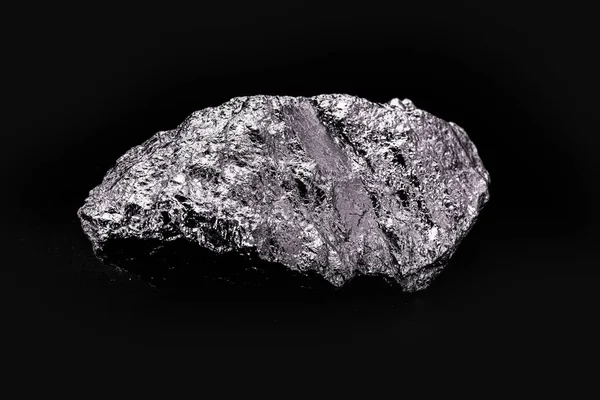 aluminum nugget, ore used in the industry as a structural material in planes, boats, automobiles, Packaging such as aluminum foil, light and resistant metal that does not oxidize