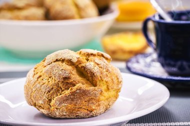Broa, traditional corn bread from Portugal, made with corn and wheat flour, or corn and rye flour, with a crispy crust, being dense and moist inside.