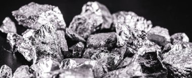 İridyum metaller sınıfına ait metalik bir kimyasal elementtir, gümüş. Yüksek sıcaklıklara dayanabilen yüksek güçlü alaşımlarda kullanılır.