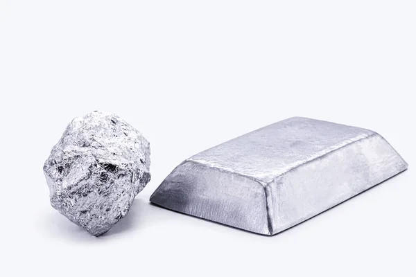 ロジウムは 白金族の化学元素であり 世界で最も高価な金属である宝飾品に使用される酸および腐食性物質に対する大きな耐性です — ストック写真