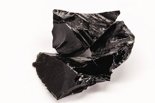 Zwart Obsidiaan Zwart Kristallijn Erts Geïsoleerde Witte Achtergrond Zwart Gekleurde — Stockfoto