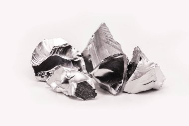 Silikon, elektronik ekipman yarı iletkenlerinin imalatında kullanılan maden cevheri.