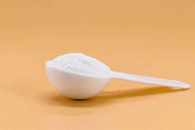 Kolajen, vücudun cilde dayanıklılık ve esneklik sağlamasından sorumlu olduğu protein. Hidrolize Kolajen Tozu, izole edilmiş arkaplan ve kopyalanmış boşluk