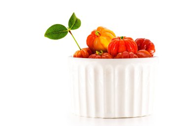 Beyaz arka planda izole edilmiş pitangas kasesi, tipik Güney Amerika meyvesi, Brezilya kirazı, beyaz arka plan ve kopyasal alan