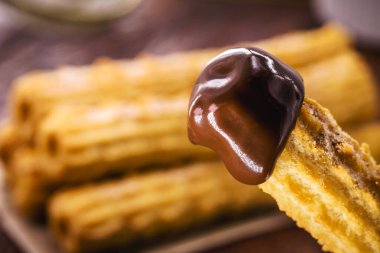 Churros, Brezilya ve Amerika 'dan tipik bir tatlı, kremalı çikolatayla kızartılmış ve doldurulmuş, şekerle kaplı, popüler festivallerde gelenektir.