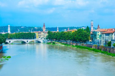 Ponte della Vittoria ve Adige Nehri, Verona, İtalya.