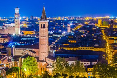 İtalya Verona 'nın gece panoramik manzarası.