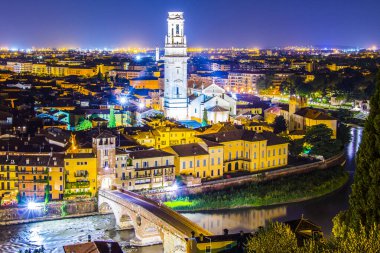 İtalya Verona 'nın gece panoramik manzarası.
