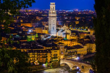 İtalya Verona 'nın gece panoramik manzarası.