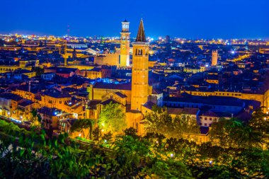 İtalya Verona 'nın gece panoramik manzarası.