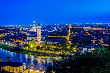 İtalya Verona 'nın gece panoramik manzarası.