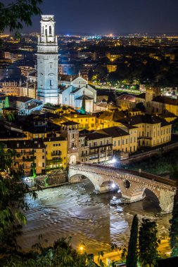 Ponte Pietra ve Cattedrale-Duomo geceleri, Verona, İtalya.