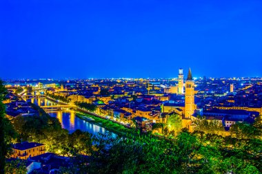 Verona, İtalya 'nın panoramik gece manzarası.