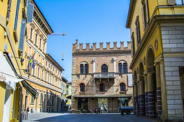 Piazza del Monte Meydanı. Reggio nell 'Emilia, İtalya