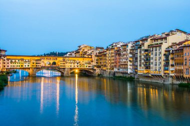 Florence, Ponte Vecchio ve Arno River. İtalya.