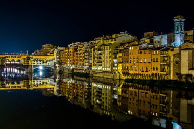 Geceleri Florence, Ponte Vecchio ve Arno Nehri. İtalya.