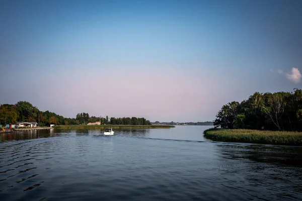 Dziwna Nehri 'nde, Polonya' nın Dziwnow kentindeki liman girişinde küçük bir tekne..