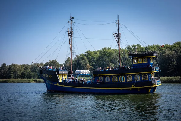 Dziwnow, Polonya - 10 Eylül 2021: Dziwna Kanalı 'nda mavi ve sarı turist teknesi. 