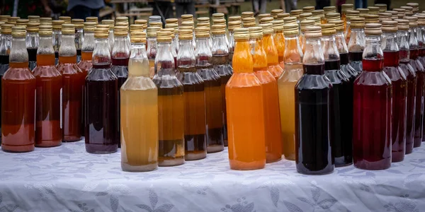 Rijen Van Kleurrijke Flessen Zelfgemaakte Alcohol Tinctuur Buiten Tafel Staan — Stockfoto