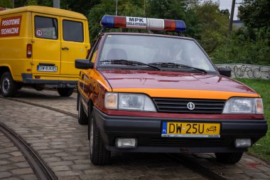 Wroclaw, Polonya - 19 Eylül 2021: Eski Polonez arabası, eski kaza sonrası yönetim servisi. 
