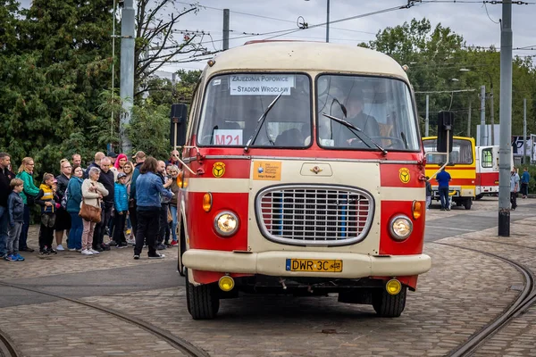 Wroclaw Polonia Septiembre 2021 Una Cola Pasajeros Entrando Autobús Skoda —  Fotos de Stock