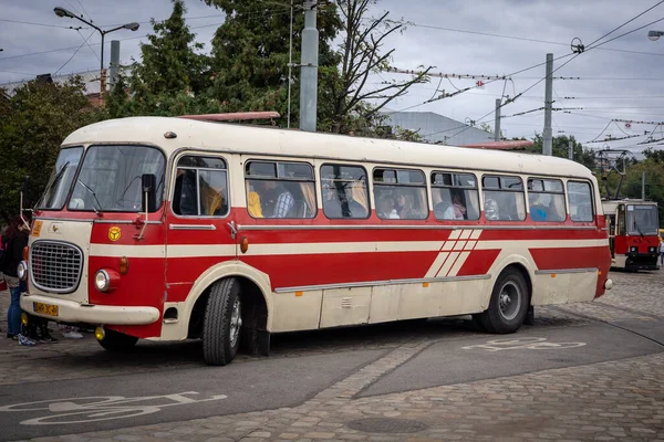 Wroclaw Polonia Septiembre 2021 Autobús Skoda Vintage Rojo Crema Parada —  Fotos de Stock