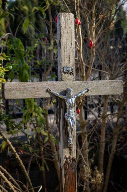 Mezarlıkta eski tahta haç.. 