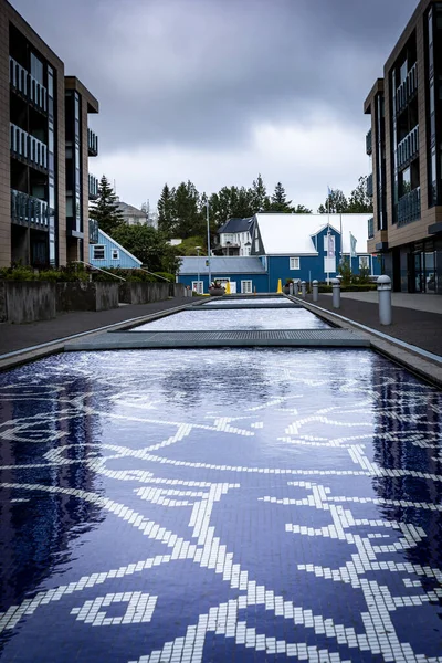 Hafnarfjordur Island Července 2021 Dva Tmavě Modré Dekorativní Vodní Bazény — Stock fotografie