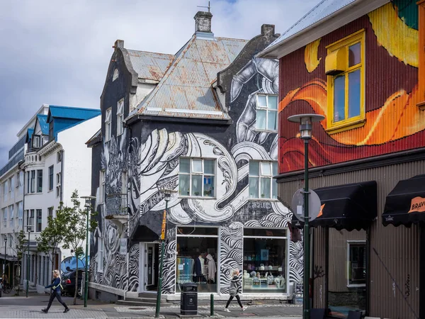 Reykjavik, İzlanda - 12 Haziran 2021: Reykjavik şehir merkezindeki Laugavegur caddesinde renkli evler. Sokakta yürüyen insanlar. 