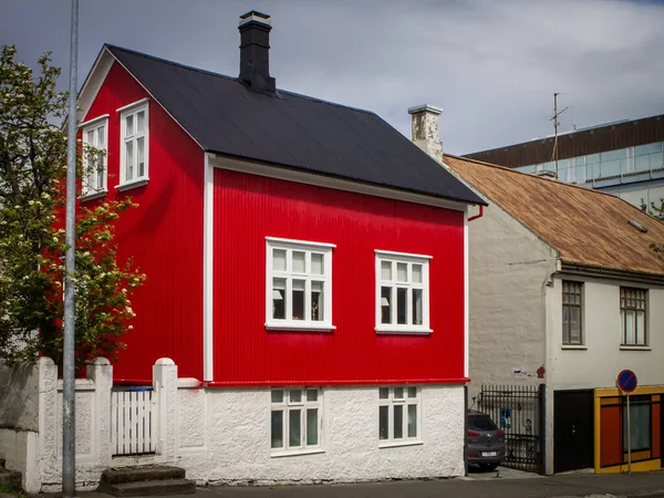 Reykjavik, İzlanda - 11 Temmuz 2021: Kırmızı, geleneksel İzlanda ahşap evi. Bulutlu gökyüzü. Kimse yok.. 