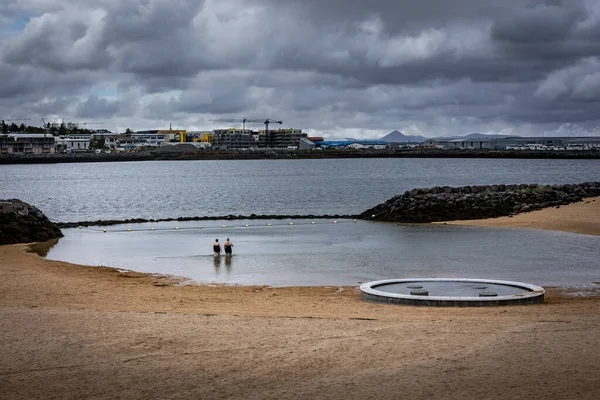 Reykjavik Islandia Junio 2021 Dos Mujeres Tomando Baño Frío Aguas — Foto de Stock