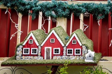 Üç kırmızı elf evi ve Noel süslemeleri. Hafnarfjordur, İzlanda.