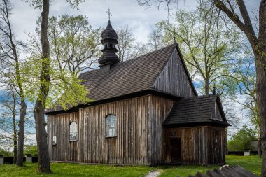 Tum, Polonya - 10 Mayıs 2021: 18. yüzyıldan kalma ahşap bir kilise. İnsanlar yok, güneşli bahar günü.. 
